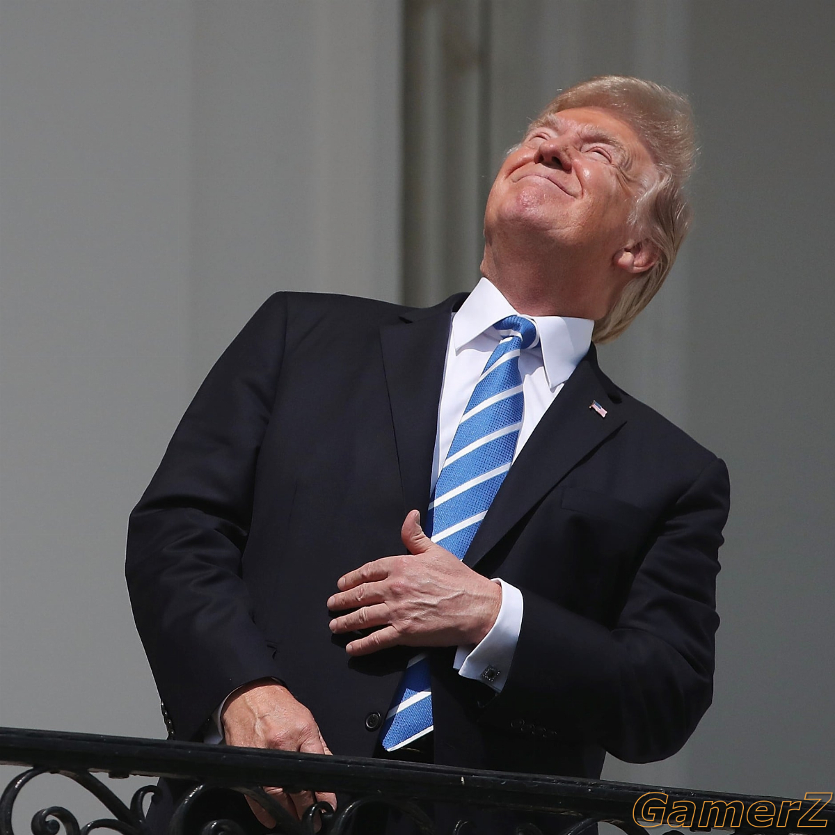 ump-Looks-Sun-Without-Glasses-During-Solar-Eclipse.jpg